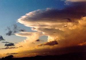 L'incudine caratteristica del re delle nuvole: il cumulonembo