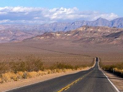 La celebre Lonely Road, la strada statale che taglia la Death Valley