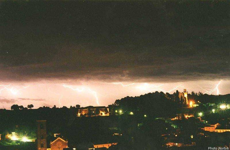 Classici fulmini che illuminano la notte