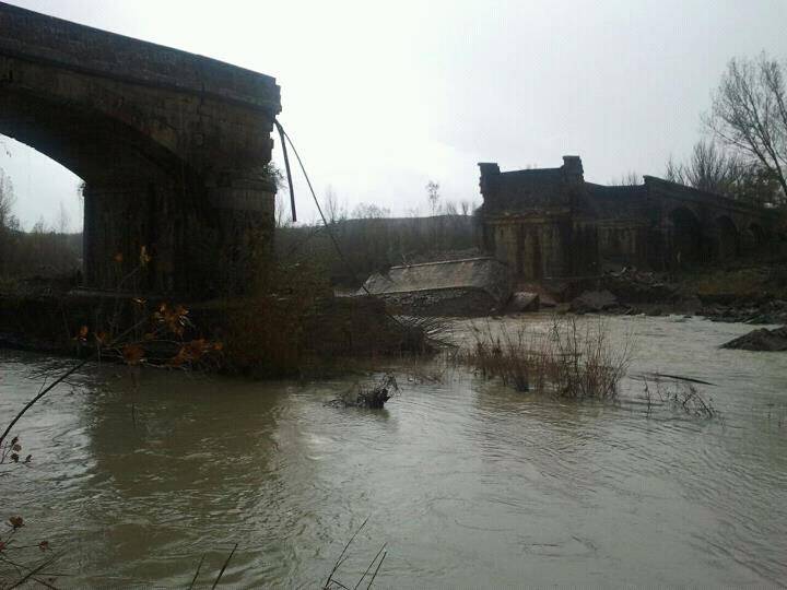 Ponte distrutto in località Gallina, vicino Pienza in Toscana