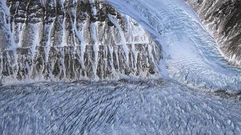 Sezione di un ghiacciaio in Groenlandia vista dall'aereo di ricerca Operation Ice Bridge della NASA