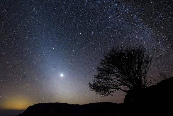 La luce zodiacale, a sinistra, Venere e la Via Lattea, a destra