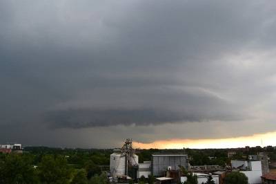 Una maestosa shell cloud anticipa il nubifragio