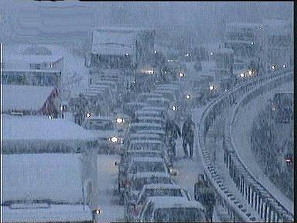 I disagi degli automobilisti: code nella neve e al freddo