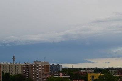 Shelf cloud lontanissima, sulla sinistra la torre di Rozzano e le case della periferia milanese, in fondo il monte Beigua