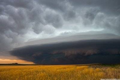 Enorme e minacciosa shelf cloud con mammati