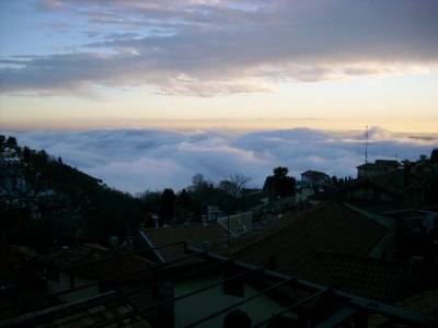Tappeto di nubi basse su Como e Pianura Padana