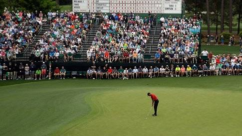 Tiger Woods all’ultimo colpo della quindicesima buca durante la fase finale del torneo di golf Masters