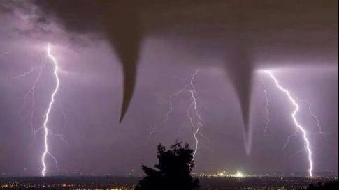 Cielo affollato da tornado e fulmini (foto falsa)