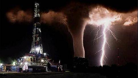 Tornado e petroliera (foto falsa)