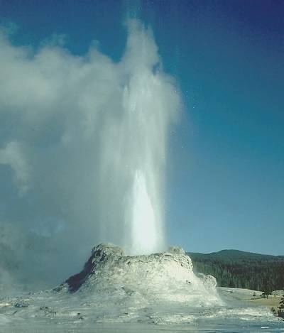 Classico Geyser con spruzzi d'acqua e vapori caldi