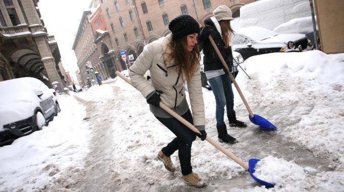 Ragazze spalano la neve